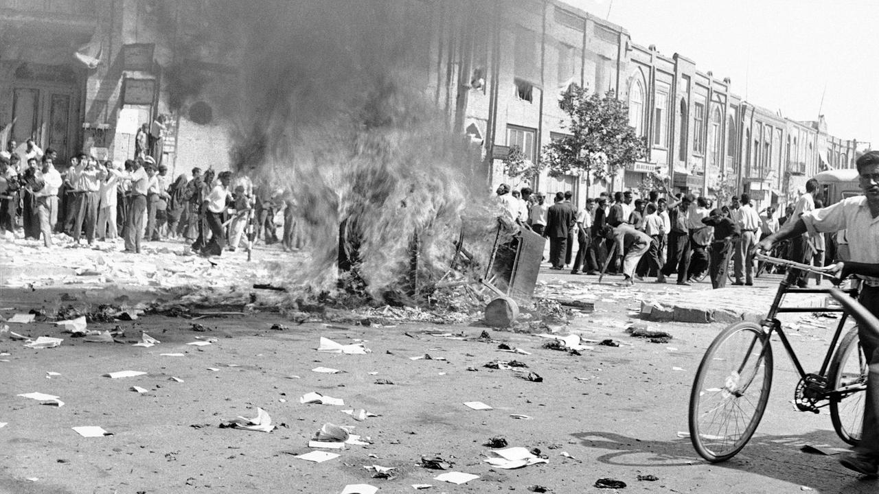 1953 wurde das Regime im Iran gestürzt. Der CIA war war direkt mit der Operation Ajax an dem Umsturz beteiligt. 1953 wurde das Regime im Iran gestürzt. Der CIA war war direkt mit der Operation Ajax an dem Umsturz beteiligt.