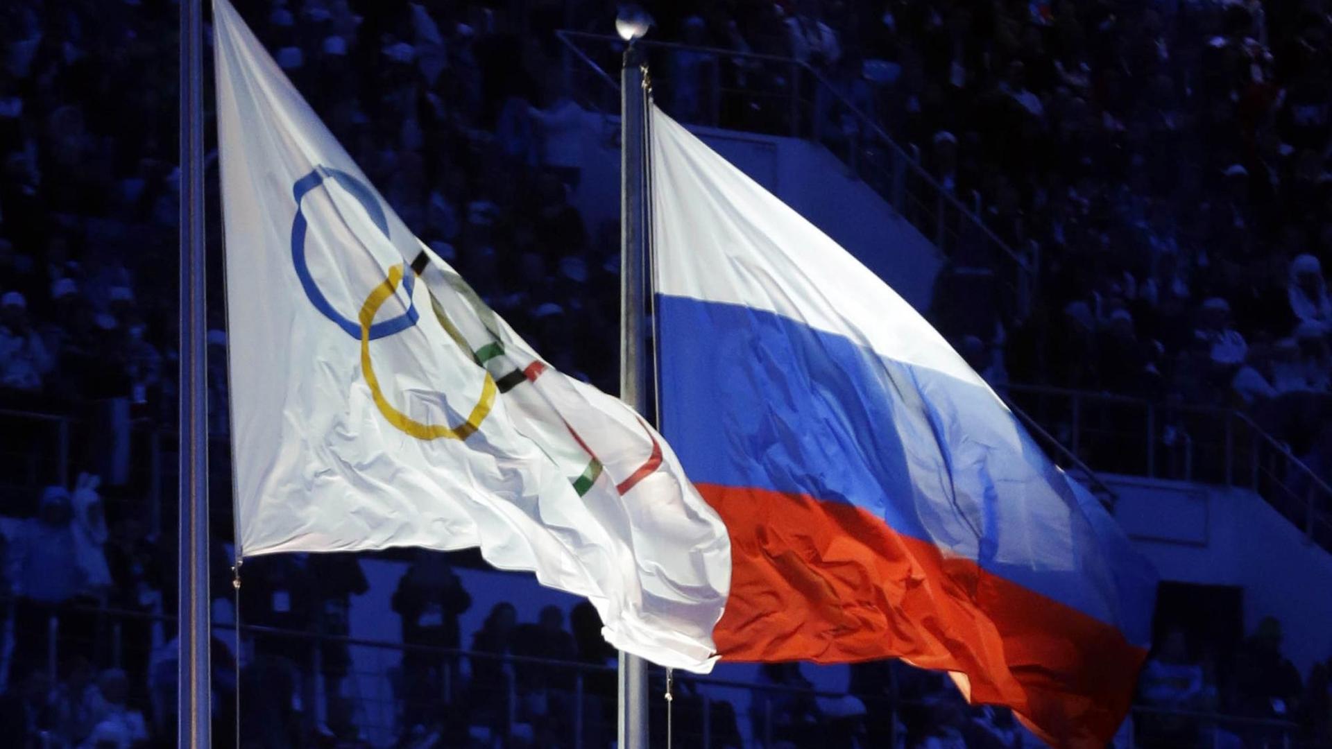 Die olympische und die russische Flagge nebeneinander.