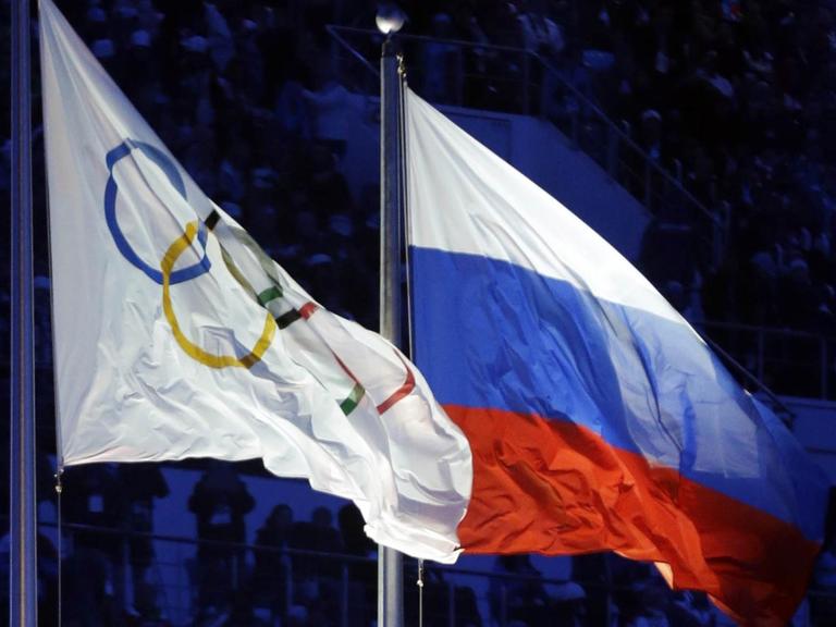 Die olympische und die russische Flagge nebeneinander.