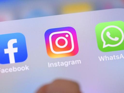 Die Facebook-Apps Facebook, Instagram und Whatsapp auf einem Smartphone Bildschirm.