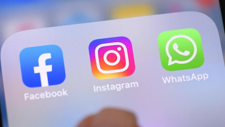 Auf dem Bildschirm stehen die Zeichen für Facebook, Instagram und WhatsApp. Auf dem Bildschirm stehen die Zeichen für Facebook, Instagram und WhatsApp.