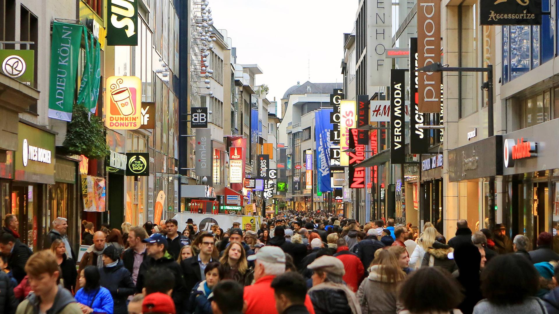Viele Menschen sind an einem verkaufsoffenen Sonntag zum Bummeln und Shoppen in die Kölner Innenstadt gekommen, wie hier in die Hohe Straße.