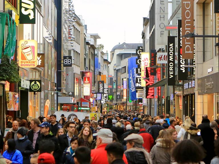 Viele Menschen sind zum Bummeln und Shoppen in die Kölner Innenstadt gekommen, wie hier in die Hohe Straße