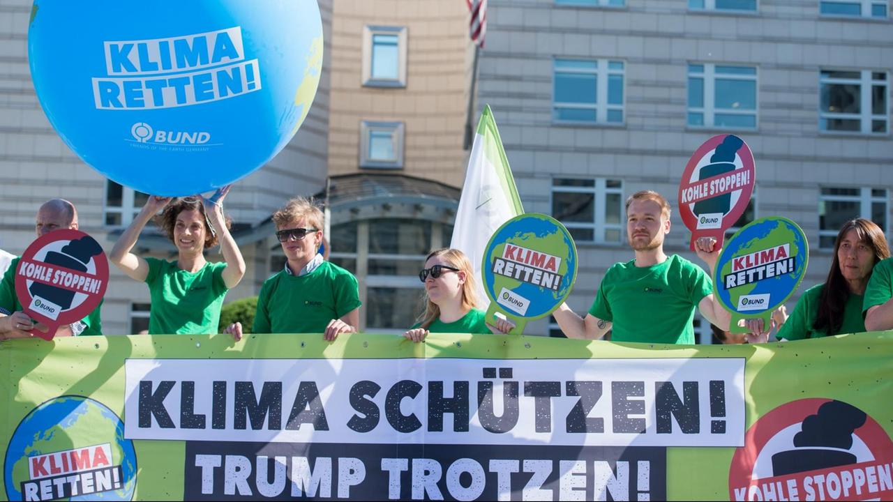 Aktivisten des Bundes für Umwelt und Naturschutz Deutschland (BUND) protestieren am 01.06.2017 auf dem Pariser Platz in Berlin gegen einen möglichen Ausstieg der US-Regierung aus dem Pariser Klimaabkommen. Aktivisten des Bundes für Umwelt und Naturschutz Deutschland (BUND) protestieren am 01.06.2017 auf dem Pariser Platz in Berlin gegen einen möglichen Ausstieg der US-Regierung aus dem Pariser Klimaabkommen.
