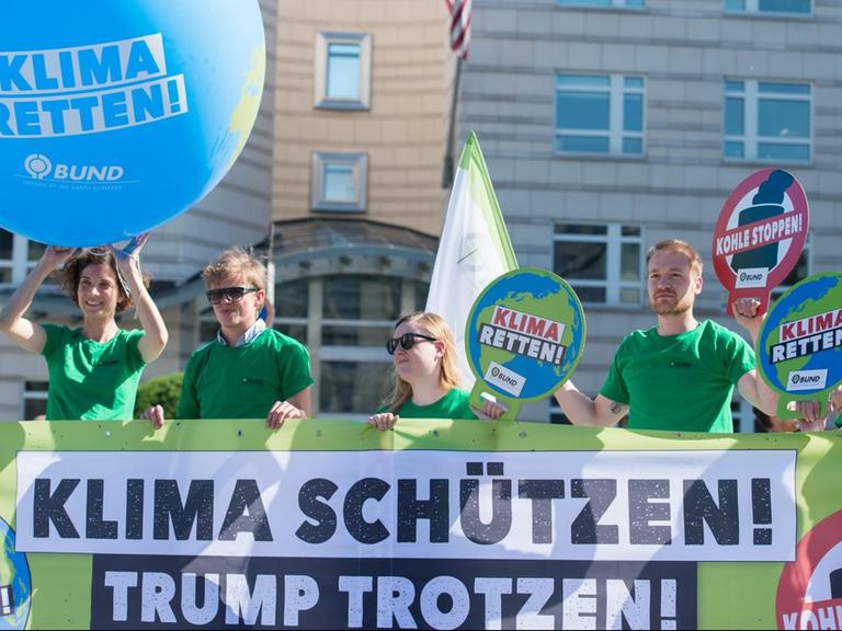 Aktivisten des Bundes für Umwelt und Naturschutz Deutschland (BUND) protestieren am 01.06.2017 auf dem Pariser Platz in Berlin gegen einen möglichen Ausstieg der US-Regierung aus dem Pariser Klimaabkommen.