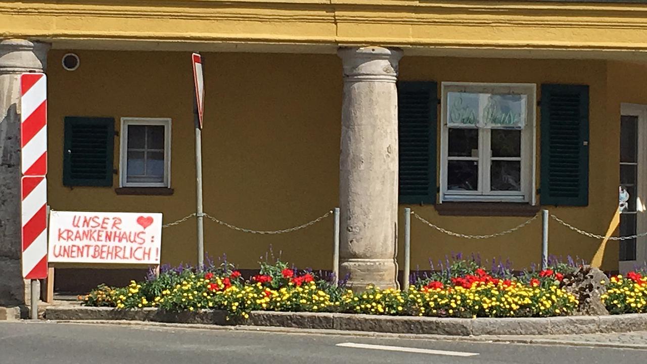 Protestplakat in Hersbruck gegen die Schließung des Krankenhauses Protestplakat in Hersbruck gegen die Schließung des Krankenhauses