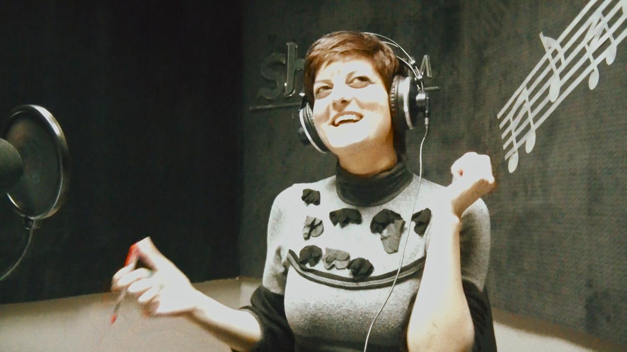 Ausschnitt aus dem Dokumentatfilm "The War Show": Radio-DJane Obaidah Zytoon Ausschnitt aus dem Dokumentatfilm "The War Show": Radio-DJane Obaidah Zytoon