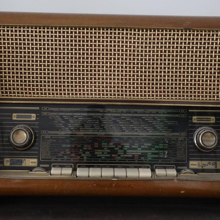 Ein alter Radioapparat aus den 1970er-Jahren.