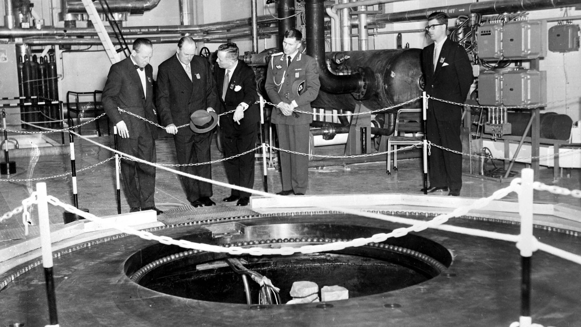 König Olav von Norwegen ( 2. von links) beim Besuch des Haldenreaktors am 11. Oktober 1959 König Olav von Norwegen ( 2. von links) beim Besuch des Haldenreaktors am 11. Oktober 1959