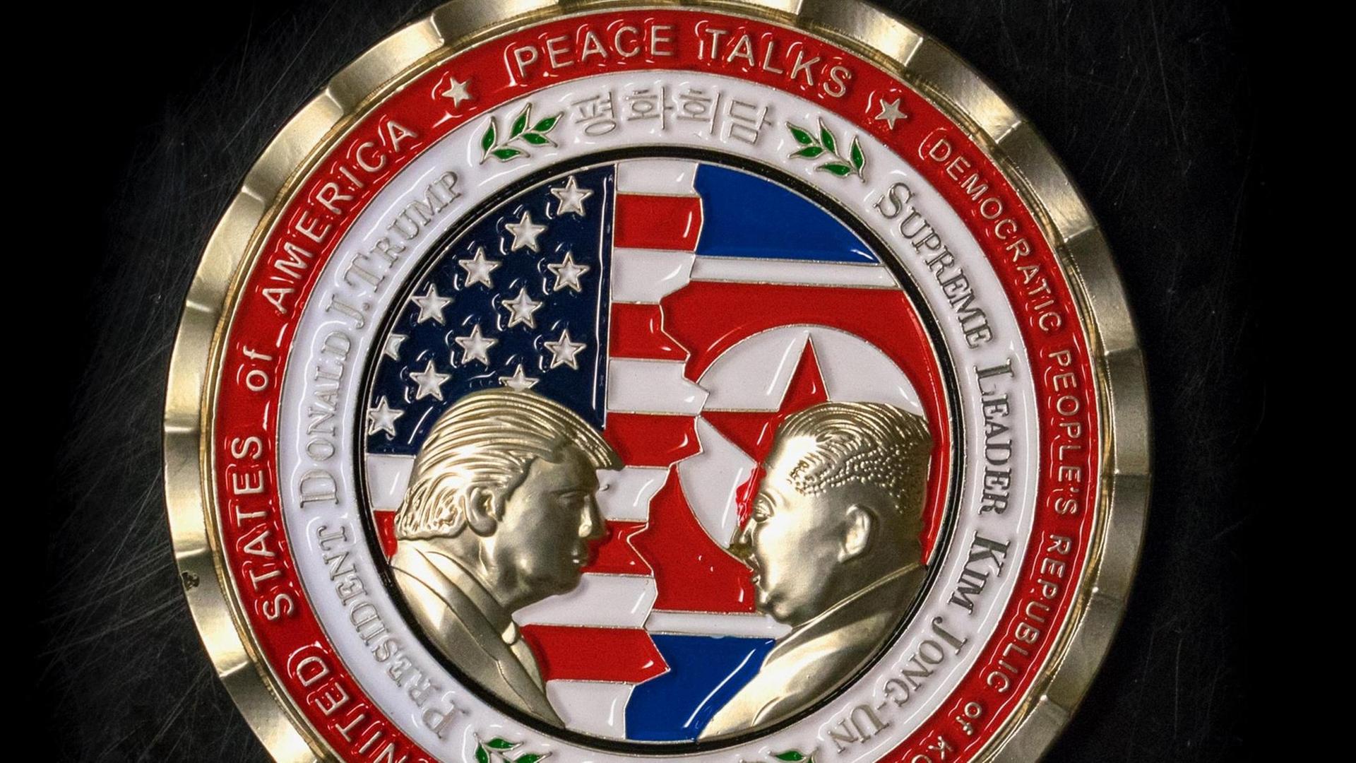 Zu sehen ist eine Gedenkmünze mit den Köpfen von US-Präsident Trump und dem nordkoreanischen Machthaber Kim. Zu sehen ist eine Gedenkmünze mit den Köpfen von US-Präsident Trump und dem nordkoreanischen Machthaber Kim.