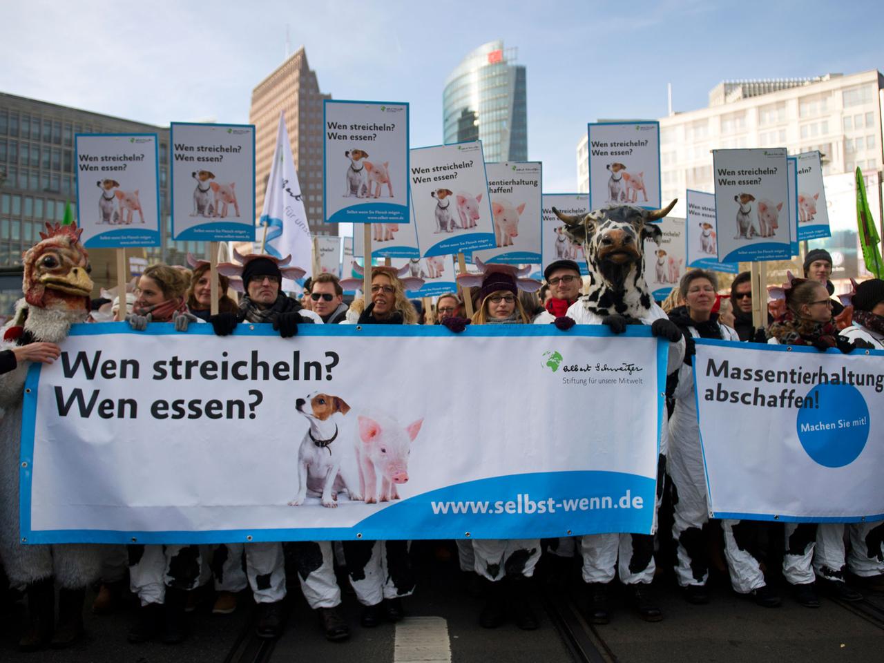 Demonstrationsteilnehmer marschieren mit einem Plakat mit der Aufschrift "Wen streicheln? Wen essen?". Demonstrationsteilnehmer marschieren mit einem Plakat mit der Aufschrift "Wen streicheln? Wen essen?".