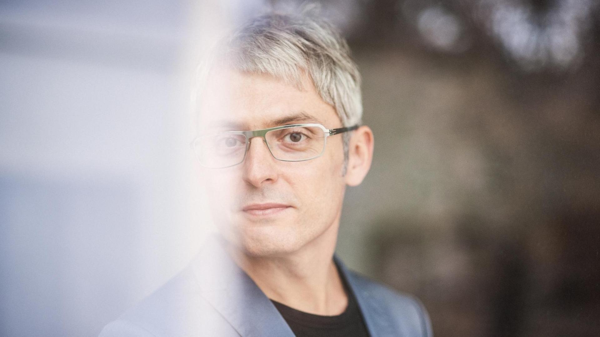 Porträt von Tobi Müller, schweizer Journalist und Autor in Berlin 2013. Porträt von Tobi Müller, schweizer Journalist und Autor in Berlin 2013.