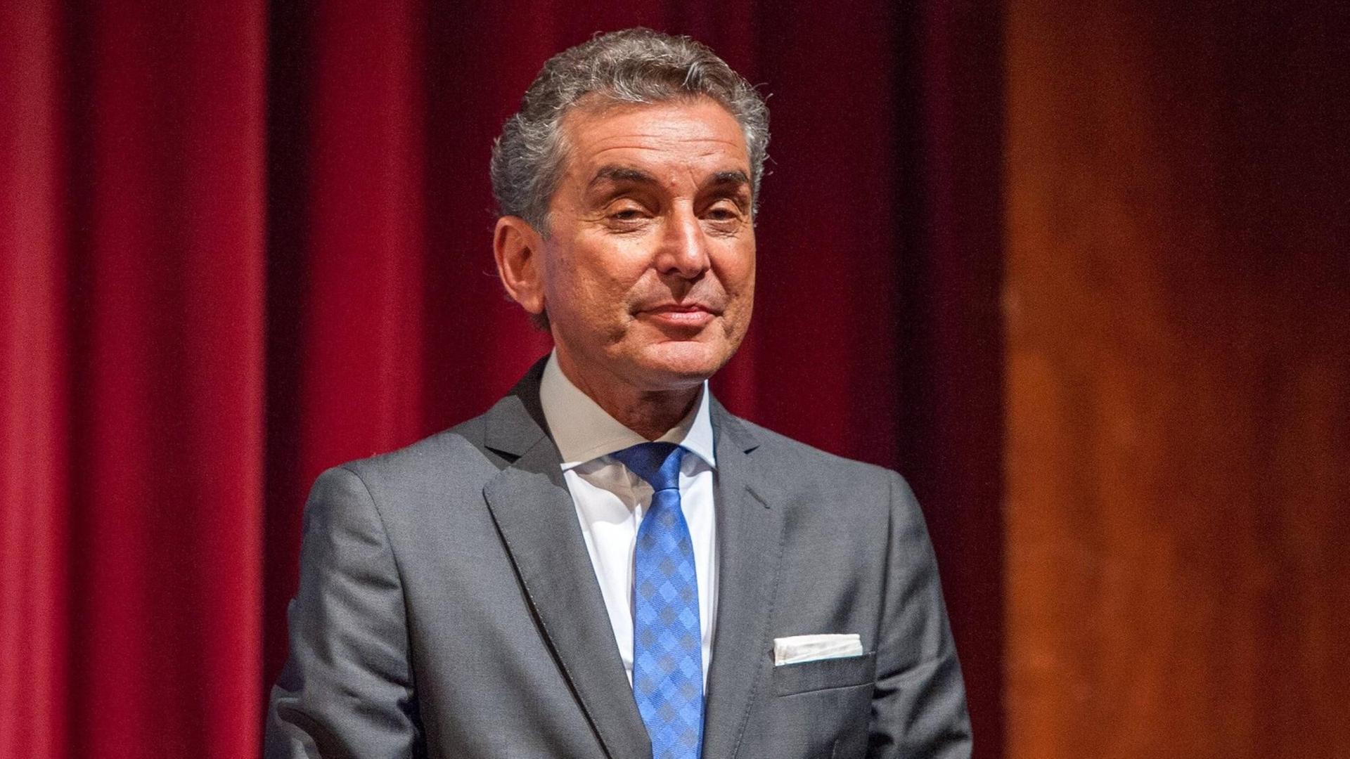 Der Publizist, Jurist und Fernsehmoderator Prof. Dr. Dr. Michel Friedmann steht bei der Festansprache zum Gothaer Friedensgespräch im Jahr 2016 auf der Bühne vor einem roten Vorhang. Der Publizist, Jurist und Fernsehmoderator Prof. Dr. Dr. Michel Friedmann steht bei der Festansprache zum Gothaer Friedensgespräch im Jahr 2016 auf der Bühne vor einem roten Vorhang.