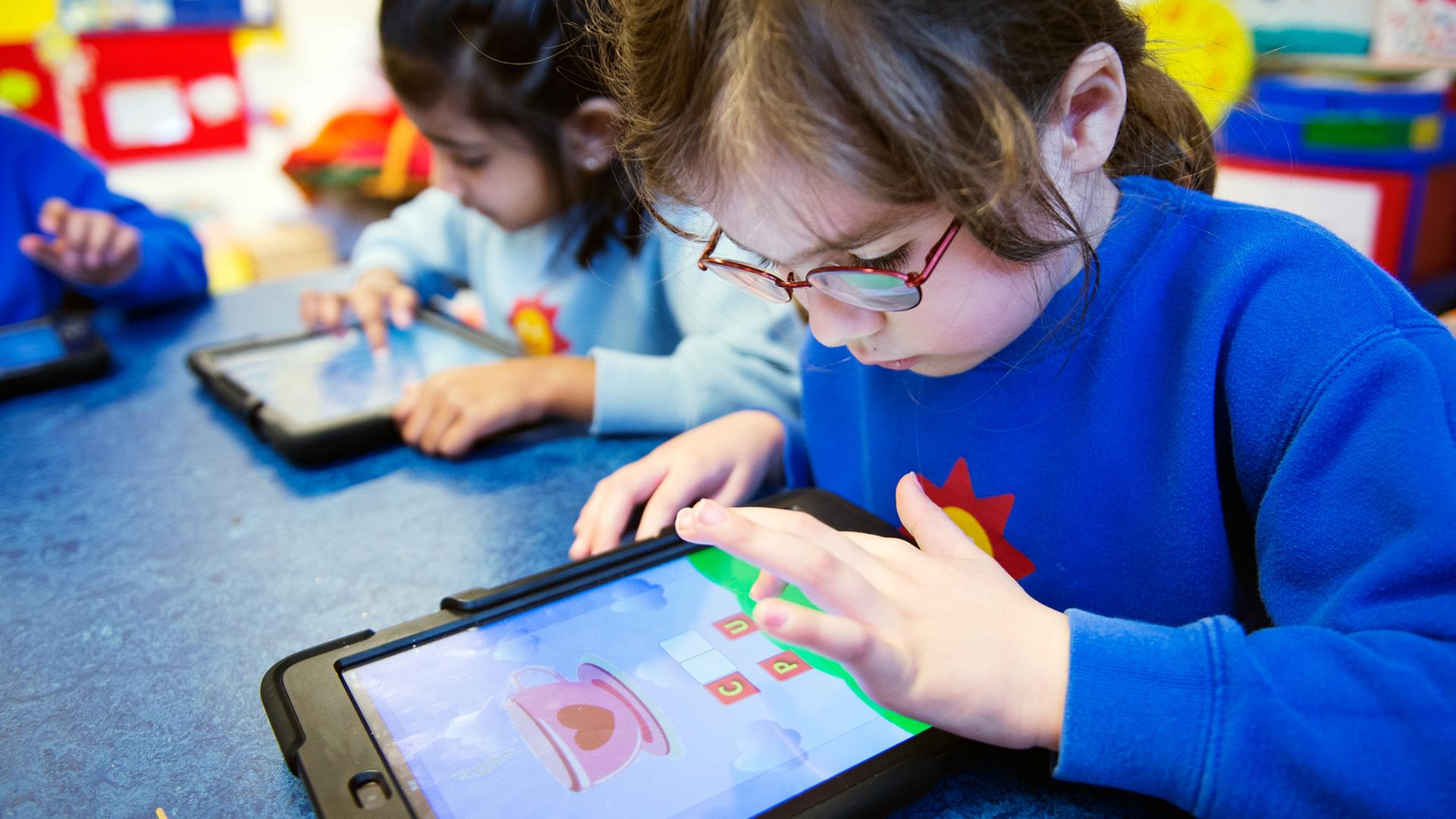Kindergartenkinder, die mit iPads arbeiten, aufgenommen am 03.03.2014 in Stockholm. Kindergartenkinder, die mit iPads arbeiten, aufgenommen am 03.03.2014 in Stockholm.