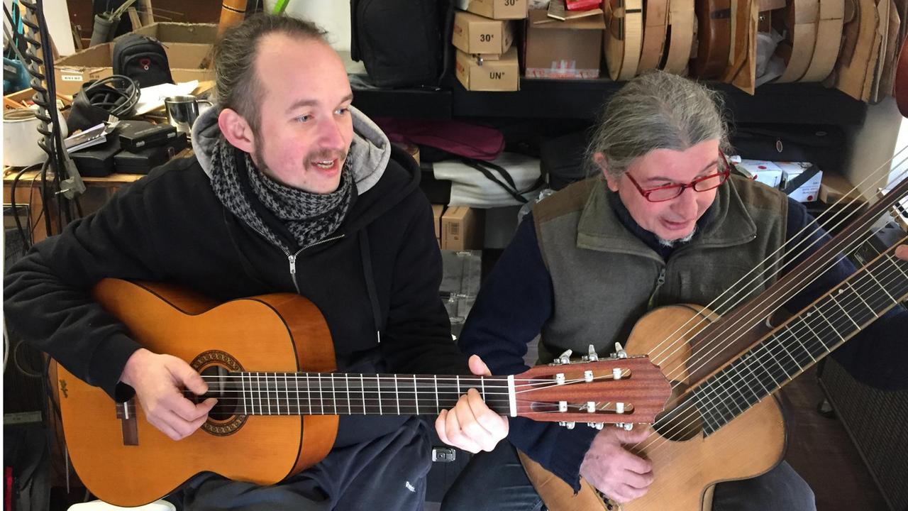Der Wiener Ladenbesitzer Michael Eipeldauer und sein Freund Christoph spielen Gitarre Der Wiener Ladenbesitzer Michael Eipeldauer und sein Freund Christoph spielen Gitarre
