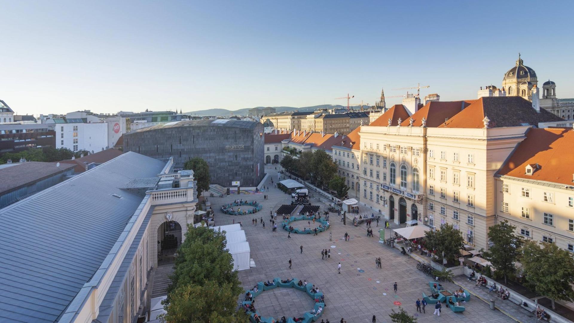 Ansicht vom Innenhofs des Museumsquartiers in Wien. Ansicht vom Innenhofs des Museumsquartiers in Wien.