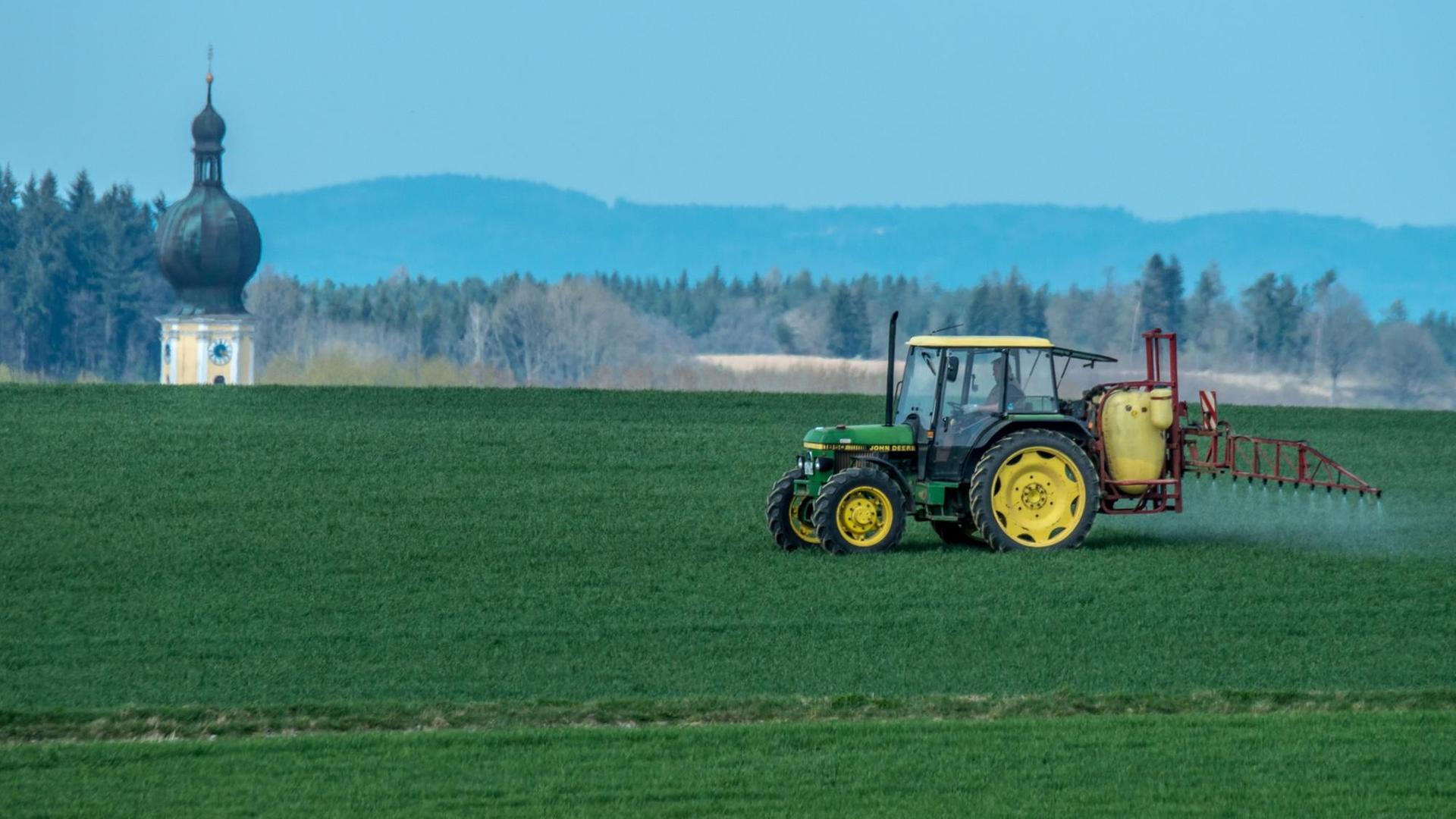 Mit einem Traktor wird nahe Sallach im Landkreis Straubing-Bogen (Bayern) Pflanzenschutzmittel auf ein Feld gespritzt. Mit einem Traktor wird nahe Sallach im Landkreis Straubing-Bogen (Bayern) Pflanzenschutzmittel auf ein Feld gespritzt.