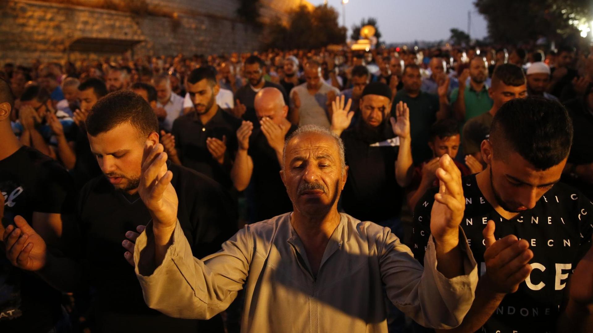 Palästinensische Muslime beten am Löwentor in Jerusalem - aus Protest gegen die israelischen Sicherheitsvorkehrungen auf dem Tempelberg. Palästinensische Muslime beten am Löwentor in Jerusalem - aus Protest gegen die israelischen Sicherheitsvorkehrungen auf dem Tempelberg.