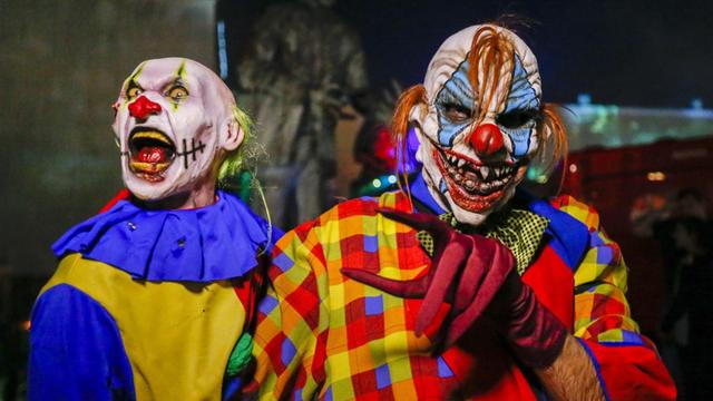 Sogenannte Grusel-Clowns erschrecken in ganz Deutschland Menschen - teilweise verletzen sie sie auch (Aufnahme vom 29.10.2015).