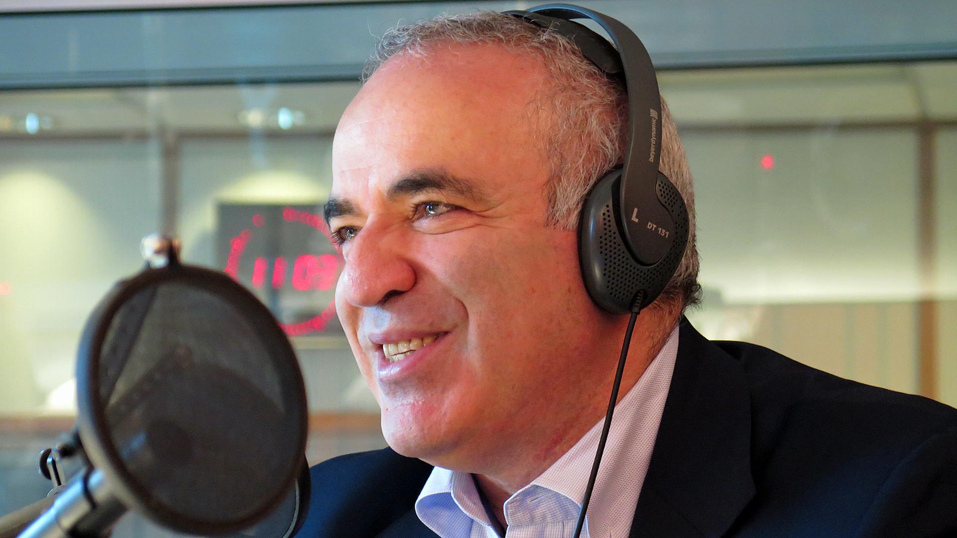 Garri Kasparow im Studio von Deutschlandradio Kultur.