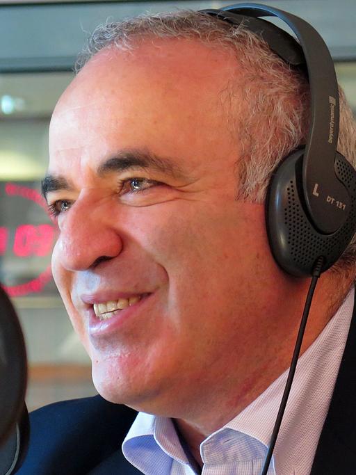Garri Kasparow im Studio von Deutschlandradio Kultur.