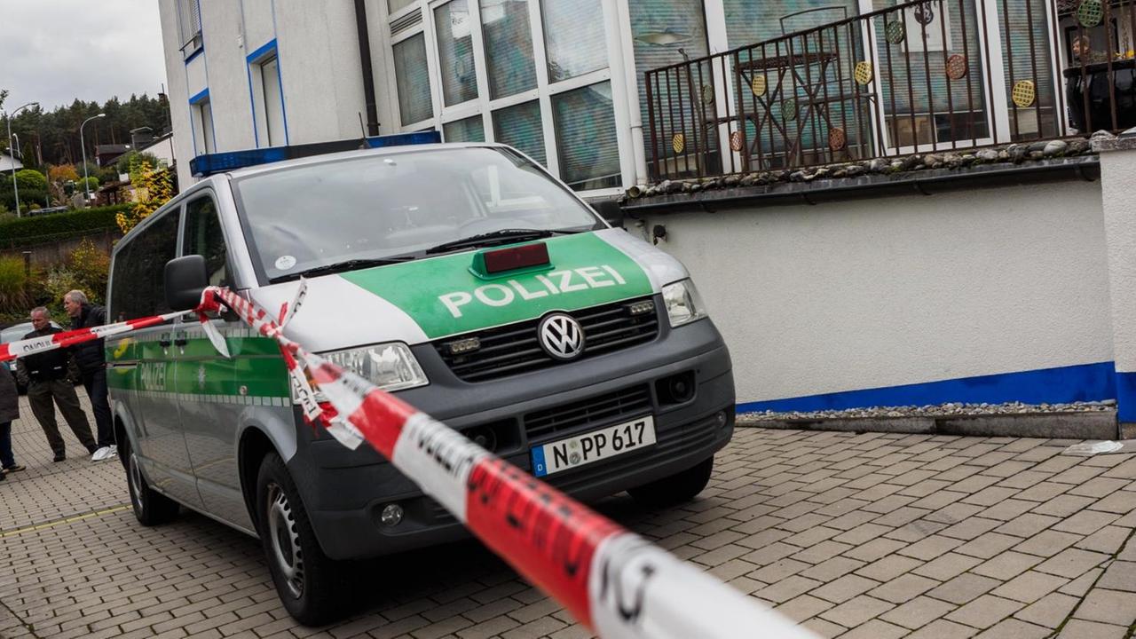 Ein Polizeifahrzeug steht am 19.10.2016 in Georgensgmünd (Bayern) vor einem Haus. Ein Polizeifahrzeug steht am 19.10.2016 in Georgensgmünd (Bayern) vor einem Haus.