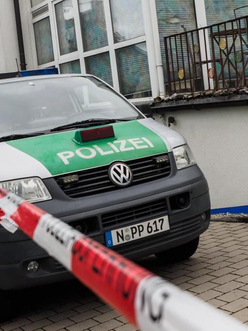 Ein Polizeifahrzeug steht am 19.10.2016 in Georgensgmünd (Bayern) vor einem Haus.