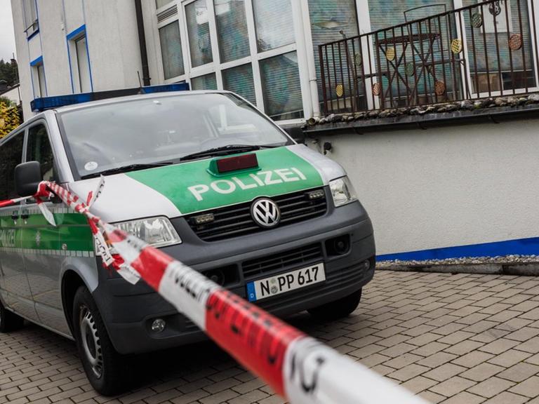 Ein Polizeifahrzeug steht am 19.10.2016 in Georgensgmünd (Bayern) vor einem Haus.