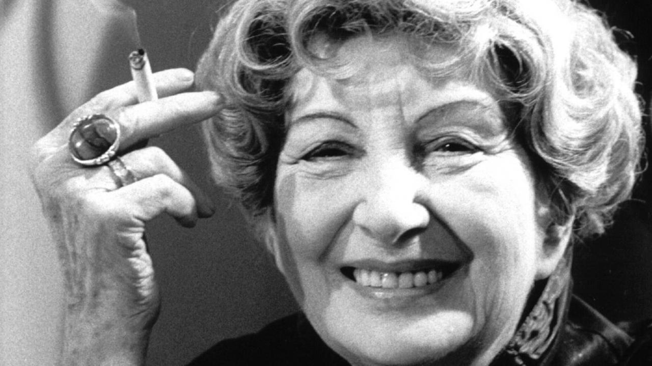 Die Schriftstellerin Irmgard Keun (1905-1982) bei Dreharbeiten zur Verfilmung ihres Romans "Nach Mitternacht" in Berlin. Die Schriftstellerin Irmgard Keun (1905-1982) bei Dreharbeiten zur Verfilmung ihres Romans "Nach Mitternacht" in Berlin.