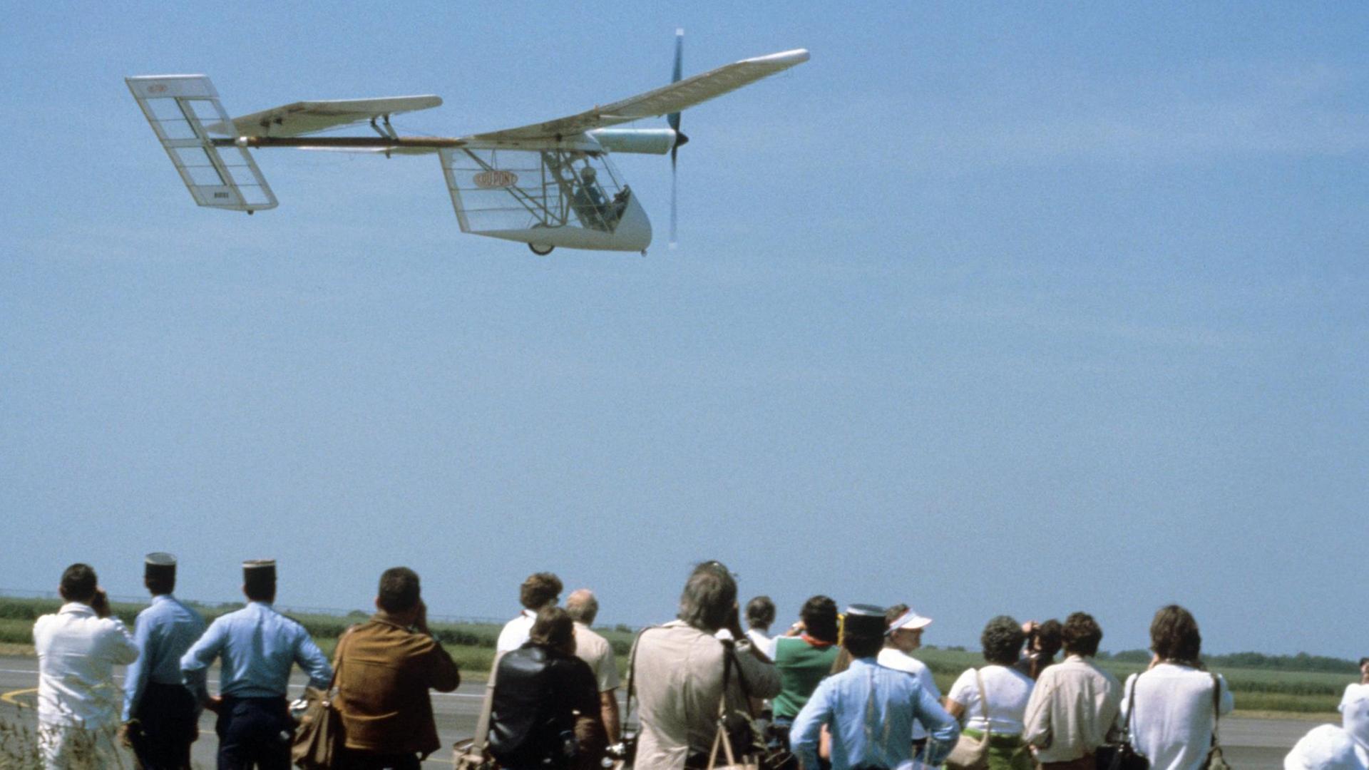 Das mit Sonnenenergie angetriebene Flugzeug Solar Challenger bei einem Testflug an der französischen Kanalküste Das mit Sonnenenergie angetriebene Flugzeug Solar Challenger bei einem Testflug an der französischen Kanalküste