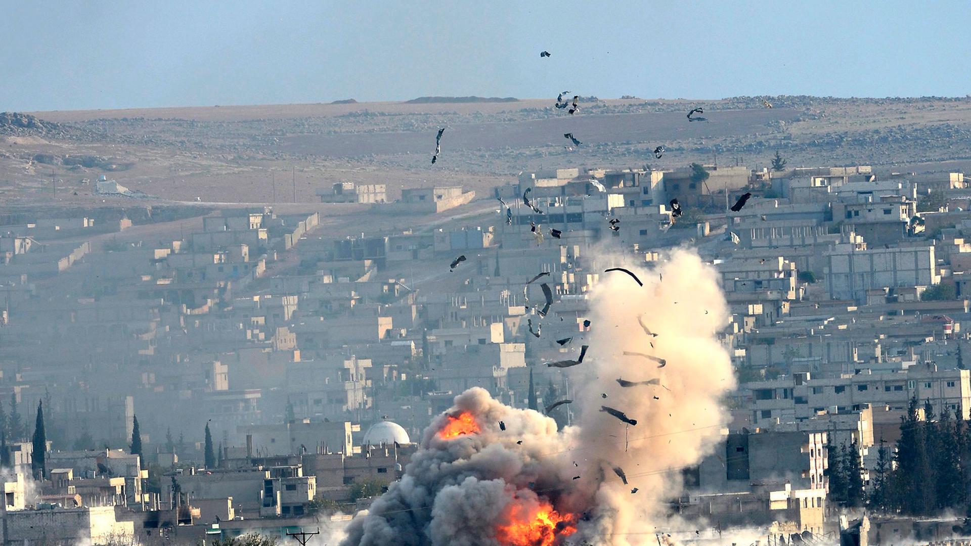 Eine Explosion in Kobane nach einem US-geführten Luftangriff. Eine Explosion in Kobane nach einem US-geführten Luftangriff.