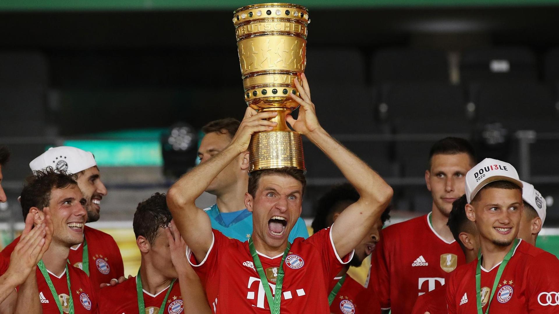 Thomas Müller hat sich sehr über den Pokal gefreut Thomas Müller hat sich sehr über den Pokal gefreut