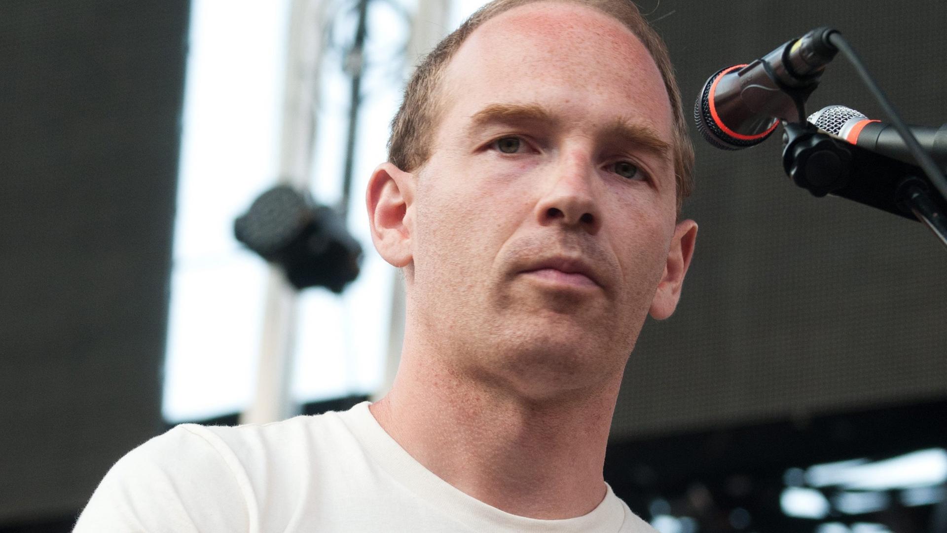 Der kanadischer Musiker Dan Snaith als Caribou bei einem Live-Auftritt im französischen Nimes am 11. Juli 2012. Der kanadischer Musiker Dan Snaith als Caribou bei einem Live-Auftritt im französischen Nimes am 11. Juli 2012.