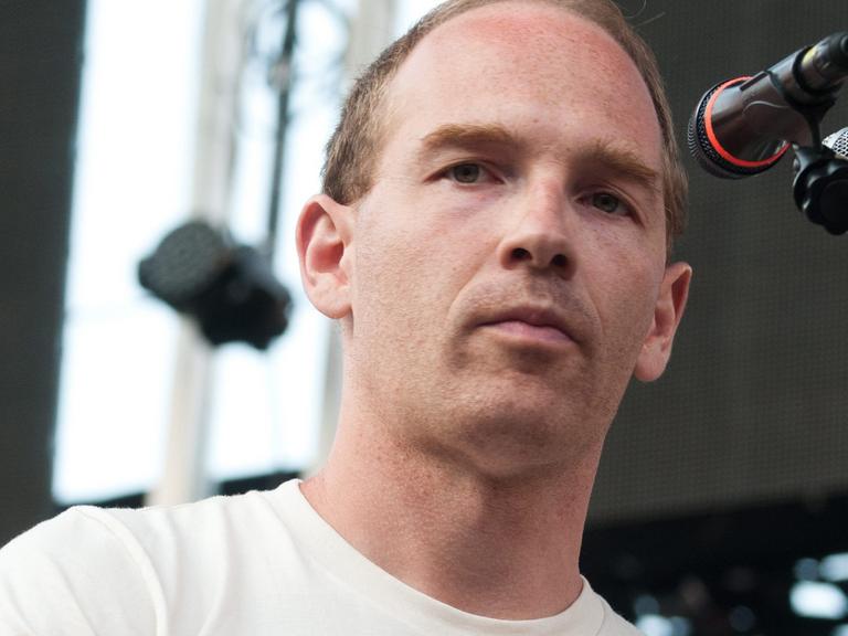 Der kanadischer Musiker Dan Snaith als Caribou bei einem Live-Auftritt im französischen Nimes am 11. Juli 2012.