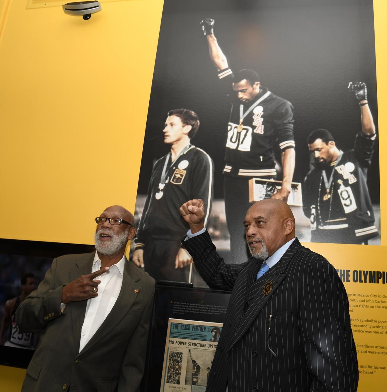 Tommie Smith (rechts) und John Carlos im Frühjahr 2018, knapp 50 Jahre nach der Siegerehrung bei den Olympischen Spielen in Mexiko. Die beiden Sprinter (Gold- und Bronzemedaille) reckten damals als Protest für die Black Power-Bewegung ihre schwarz behandschuhten Fäuste. Tommie Smith (rechts) und John Carlos im Frühjahr 2018, knapp 50 Jahre nach der Siegerehrung bei den Olympischen Spielen in Mexiko. Die beiden Sprinter (Gold- und Bronzemedaille) reckten damals als Protest für die Black Power-Bewegung ihre schwarz behandschuhten Fäuste.