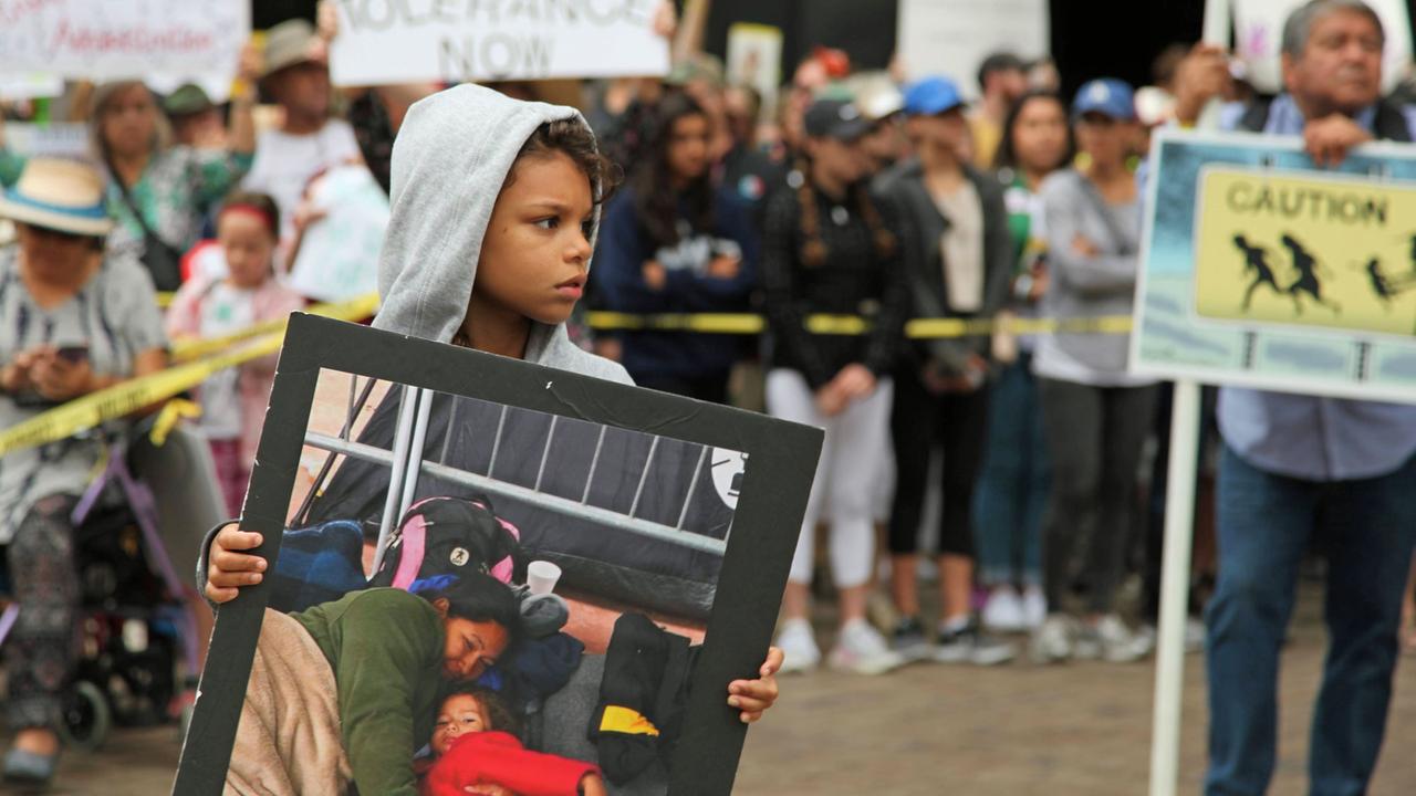 Ein kleiner Junge mit einem Plakat auf dem Protestmarsch "Families belong together" in San Diego am 23.6.2018.
