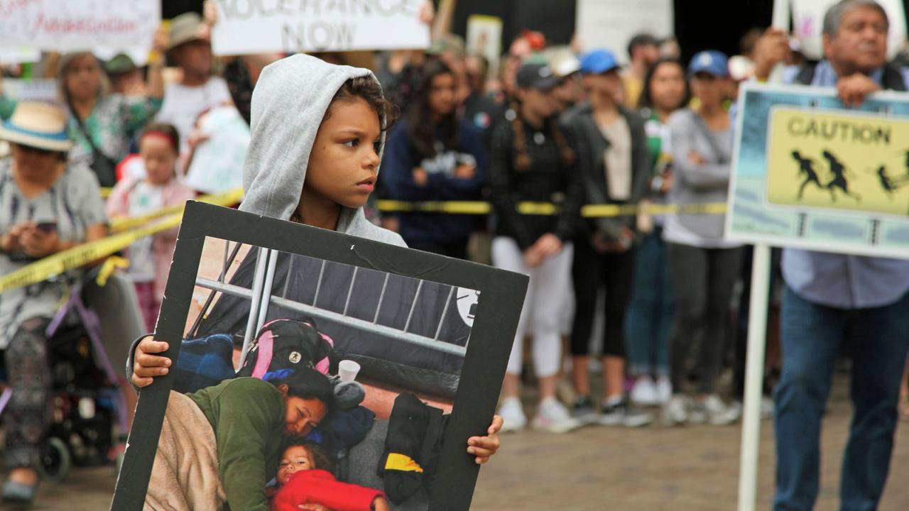 Ein kleiner Junge mit einem Plakat auf dem Protestmarsch "Families belong together" in San Diego am 23.6.2018. Ein kleiner Junge mit einem Plakat auf dem Protestmarsch "Families belong together" in San Diego am 23.6.2018.