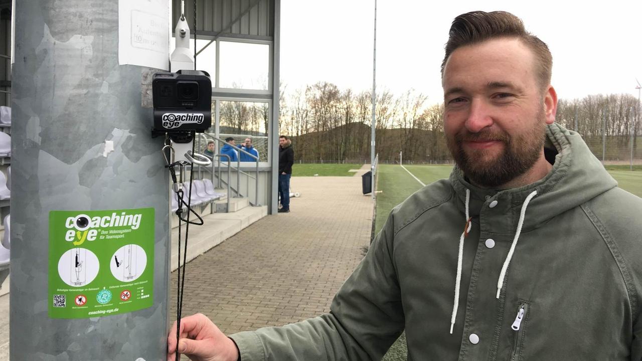 Stefan Föhlich, Trainer beim SV Brilon mit der Vorrichtung COaching-Eye. Stefan Föhlich, Trainer beim SV Brilon mit der Vorrichtung COaching-Eye.