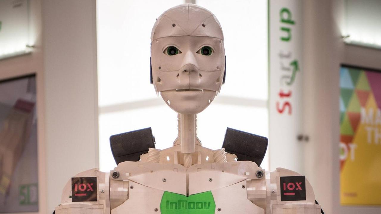 Ein menschlich aussehender 3D gedruckter Roboter der Firma IOX LAB auf der Hannover-Messe 2018.