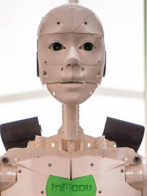 Ein menschlich aussehender 3D gedruckter Roboter der Firma IOX LAB auf der Hannover-Messe 2018.
