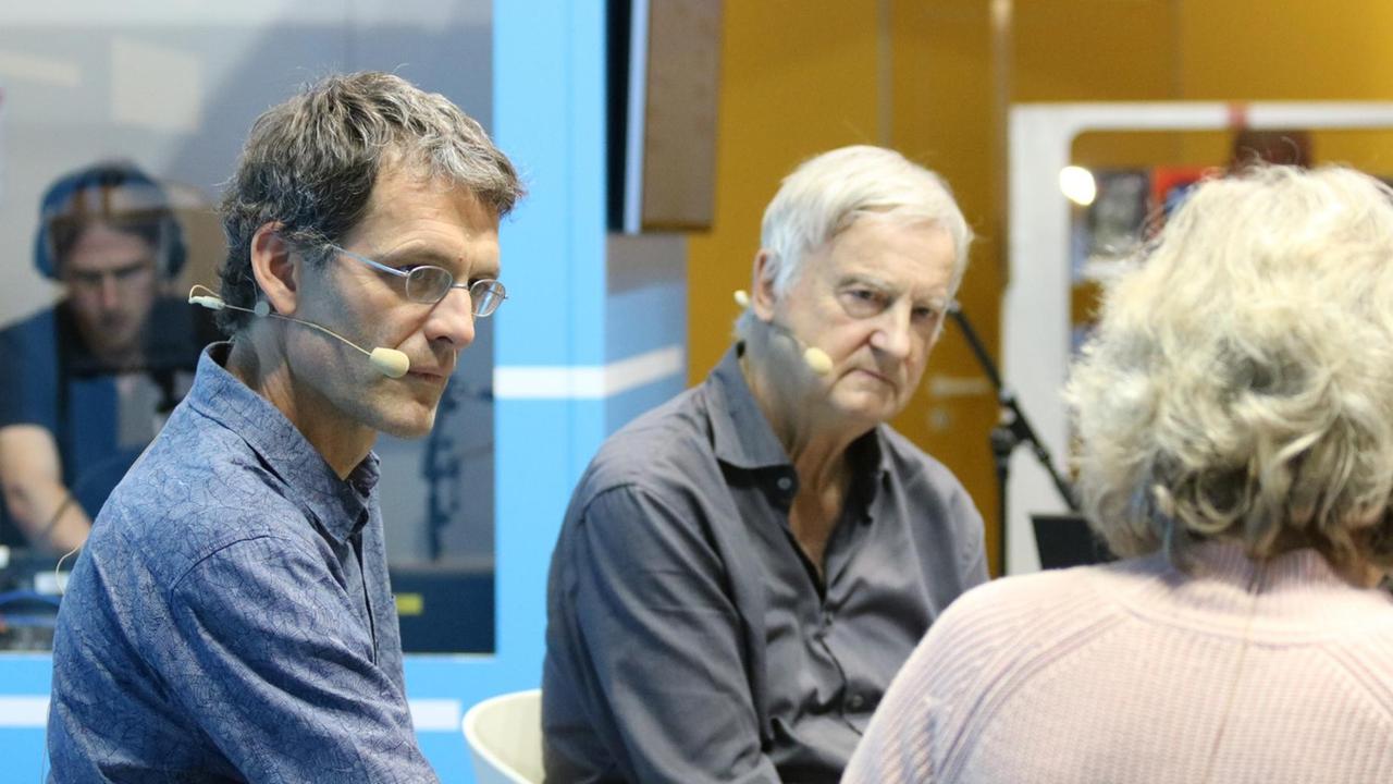 Roland Borgards (l.), Professor für Neuere deutsche Literatur (Goethe-Universität Frankfurt a.M.) und Günter Oesterle (Mitte), emeritierter Professor für Literaturwissenschaft und Kulturpoetik (Justus-Liebig-Universität Gießen) im Gespräch mit Angela Gutzeit (r.) auf der Frankfurter Buchmesse 2019 Roland Borgards (l.), Professor für Neuere deutsche Literatur (Goethe-Universität Frankfurt a.M.) und Günter Oesterle (Mitte), emeritierter Professor für Literaturwissenschaft und Kulturpoetik (Justus-Liebig-Universität Gießen) im Gespräch mit Angela Gutzeit (r.) auf der Frankfurter Buchmesse 2019