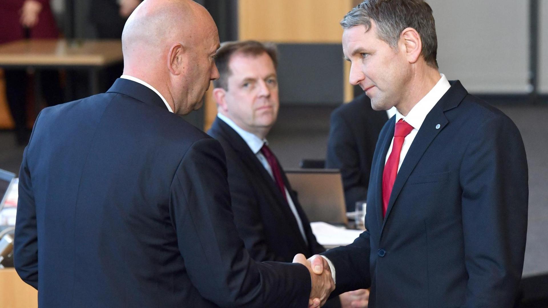 Björn Höcke, (r) Fraktionsvorsitzender der AfD, gratuliert dem frisch gewählten Thomas Kemmerich (l., FDP), dem neuen Thüringer Ministerpräsidenten. Björn Höcke, (r) Fraktionsvorsitzender der AfD, gratuliert dem frisch gewählten Thomas Kemmerich (l., FDP), dem neuen Thüringer Ministerpräsidenten.