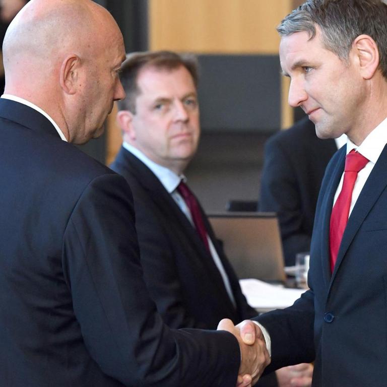 Björn Höcke, (r) Fraktionsvorsitzender der AfD, gratuliert dem frisch gewählten Thomas Kemmerich (l., FDP), dem neuen Thüringer Ministerpräsidenten.