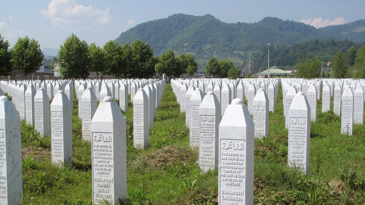 Grabsteine der Potocari Gedenkstätte für den Völkermord in Srebrenica. Rund 8.000 männliche Muslime wurden im Juli.1995 in Srebrenica von bosnisch-serbischen Truppen ermordet, obwohl die Stadt UN-Schutzzone war. Grabsteine der Potocari Gedenkstätte für den Völkermord in Srebrenica. Rund 8.000 männliche Muslime wurden im Juli.1995 in Srebrenica von bosnisch-serbischen Truppen ermordet, obwohl die Stadt UN-Schutzzone war.
