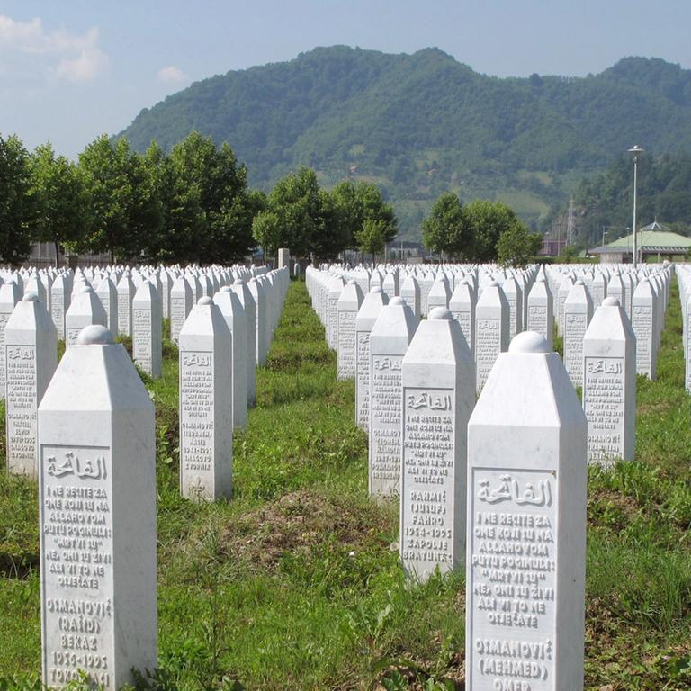 Grabsteine der Potocari Gedenkstätte für den Völkermord in Srebrenica. Rund 8.000 männliche Muslime wurden im Juli.1995 in Srebrenica von bosnisch-serbischen Truppen ermordet, obwohl die Stadt UN-Schutzzone war. 