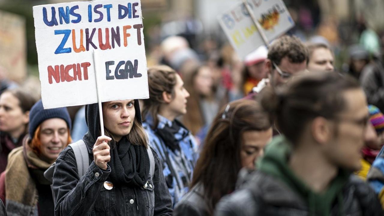 11.10.2019, Berlin: Der Demonstrationszug von Fridays for Future zieht durch die Berliner Innenstadt. Ziel der Bewegung ist es auf klimapolitische Missstände aufmerksam zu machen. Foto: Fabian Sommer 11.10.2019, Berlin: Der Demonstrationszug von Fridays for Future zieht durch die Berliner Innenstadt. Ziel der Bewegung ist es auf klimapolitische Missstände aufmerksam zu machen. Foto: Fabian Sommer