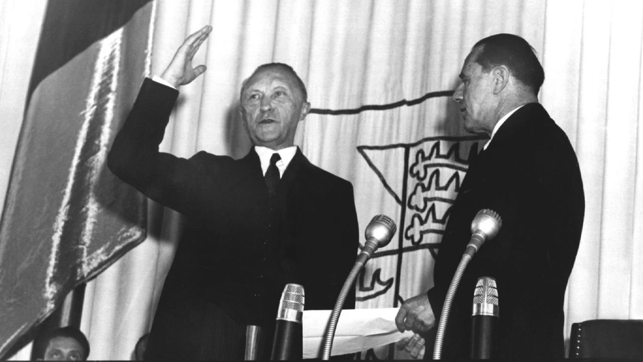 Dr. Konrad Adenauer (CDU) wird am 20. September 1949 durch Bundestagspräsident Dr. Erich Köhler zum ersten Kanzler der Bundesrepublik Deutschland vereidigt. Dr. Konrad Adenauer (CDU) wird am 20. September 1949 durch Bundestagspräsident Dr. Erich Köhler zum ersten Kanzler der Bundesrepublik Deutschland vereidigt.