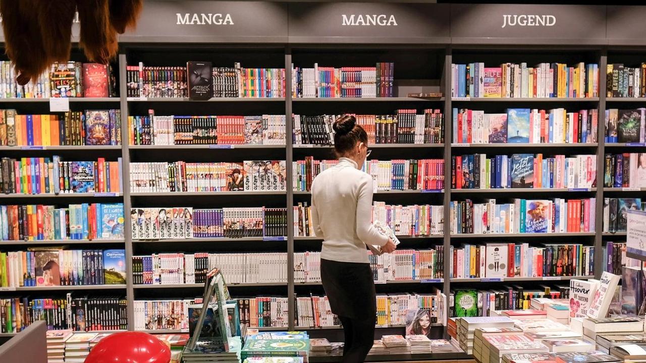 Bücher in den Themen Manga, Jugend und Hörbücher werden in der East Side Mall an der Warschauer Straße angeboten. Bücher in den Themen Manga, Jugend und Hörbücher werden in der East Side Mall an der Warschauer Straße angeboten.