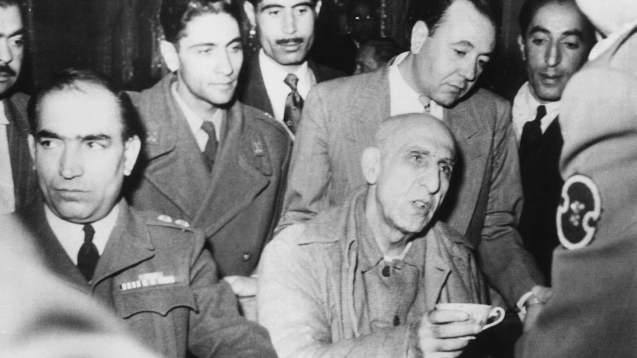 Der gestürzte iranische Mohammed Mossadegh Premierminister 1953 vor Gericht. Der gestürzte iranische Mohammed Mossadegh Premierminister 1953 vor Gericht.