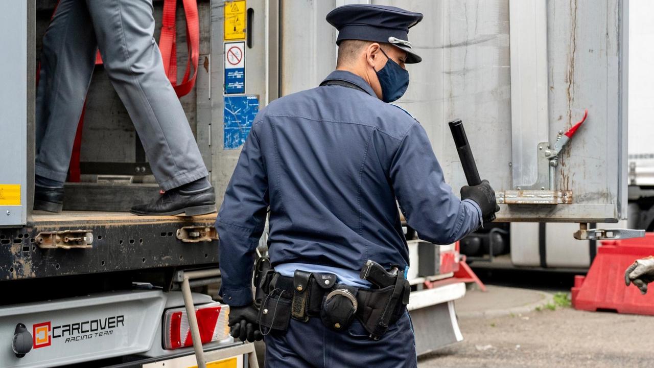 Rumänische Grenzbeamte bei der LKW-Kontrolle am Grenzübergang Bors Rumänische Grenzbeamte bei der LKW-Kontrolle am Grenzübergang Bors